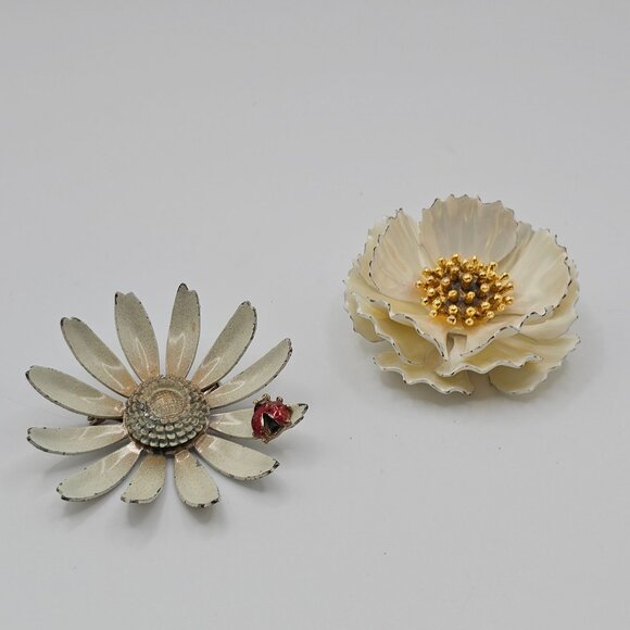 Vintage White Daisy 2pc Floral Flower Head Lapel Pin Brooch Set - Picture 2 of 13